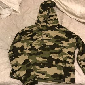 Camo cropped hoodie